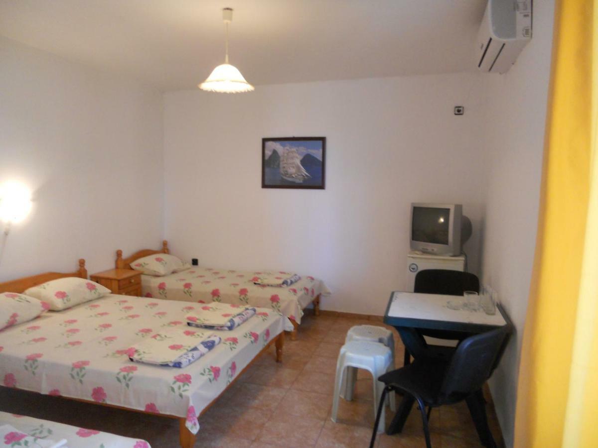 Guest House "Tania" Ahtopol Exterior photo
