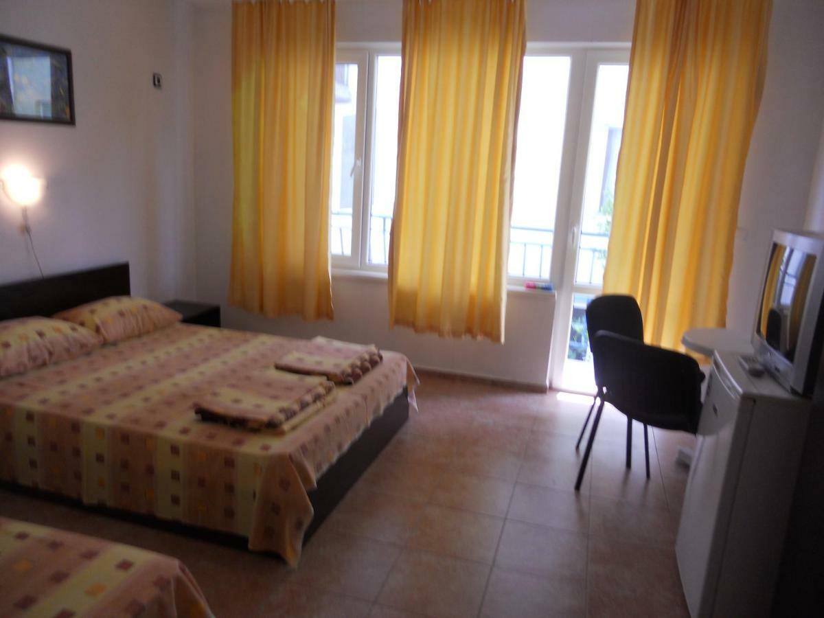 Guest House "Tania" Ahtopol Exterior photo