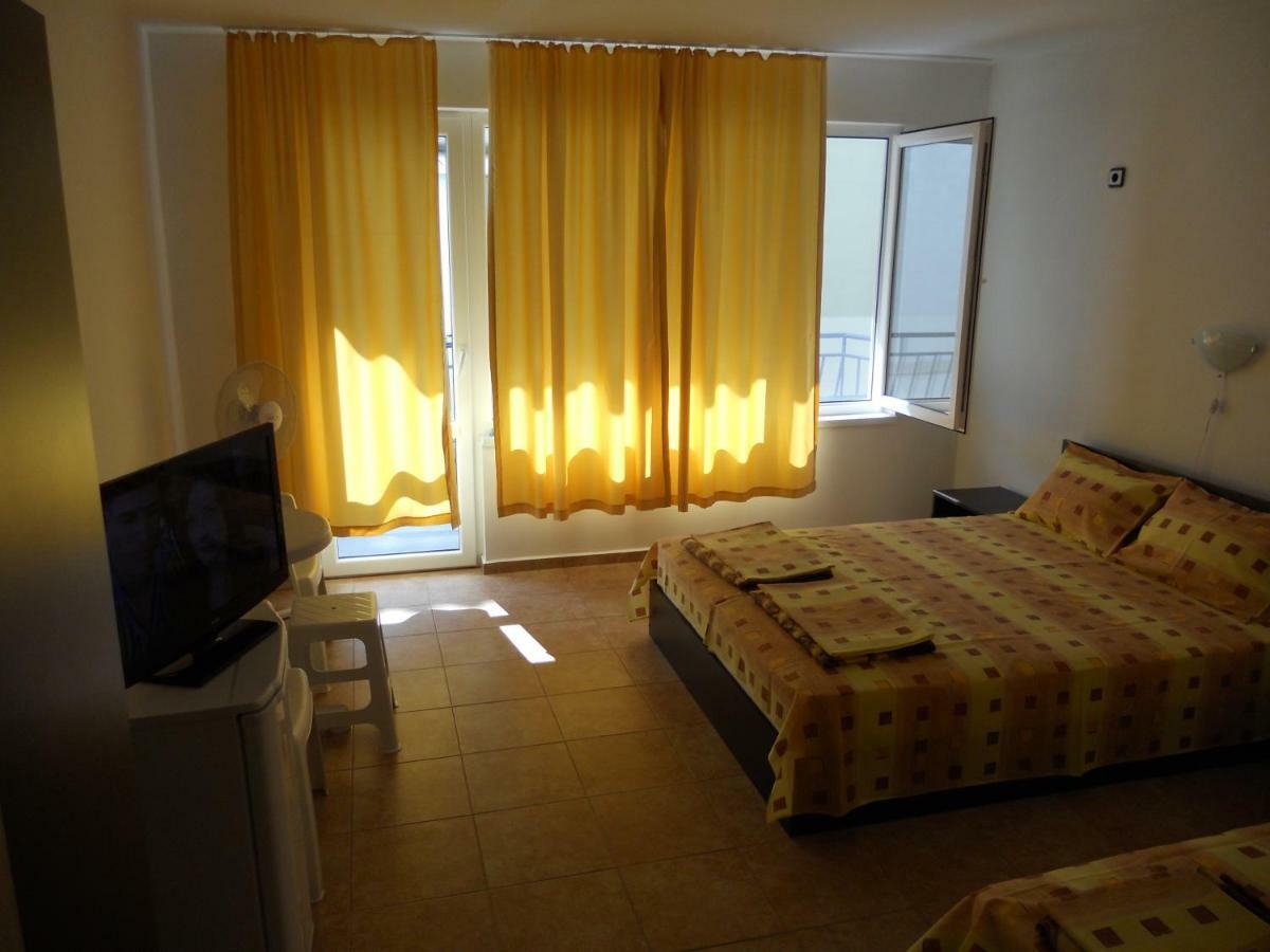 Guest House "Tania" Ahtopol Exterior photo